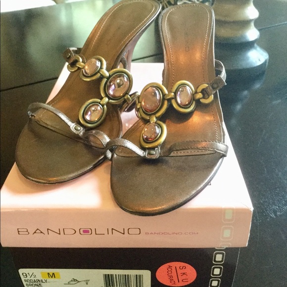 Bandolino Shoes - LN  BEAUTIFUL JEWELED 3” HEELS IN ORG BOX. LOVELY NEUTRAL COLOR.